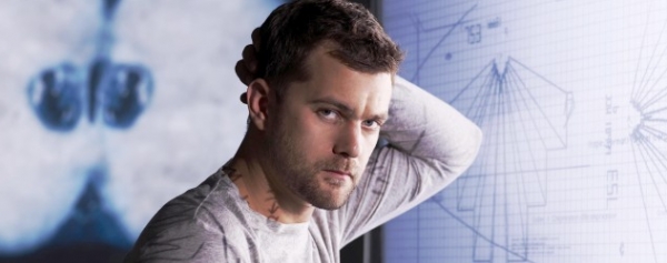 Joshua Jackson y Marisa Tomei, en 'Inescapable'