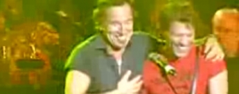 Bruce Springsteen y Jon Bon Jovi, de celebración navideña