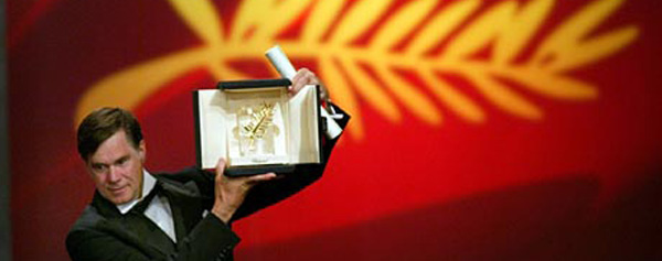 El crítico Armond White agua una entrega de premios en Nueva York.