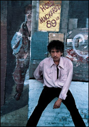 Dylan obliga a todos a rascarse los bolsillos