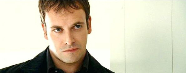 Johnny Lee Miller será Holmes en la versión americana de Sherlock