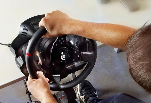 Un volante para Gran Turismo, por el precio de 2 Playstation 3 · Imagen 2